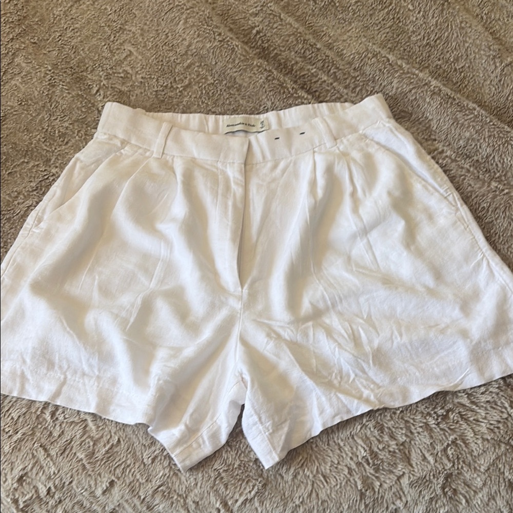 Abercrombie curve love high waisted White Linen Shorts. Size 28 / 6